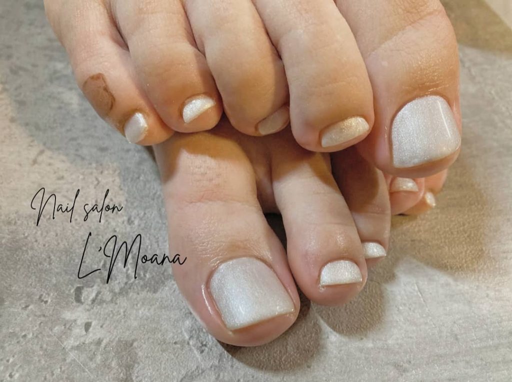 お客様nailby chisa / @lmoana_chisa.パールホワイトのワンカラー?.◆Foot＊ワンカラー ¥3,500.=========================== Nail salon L&