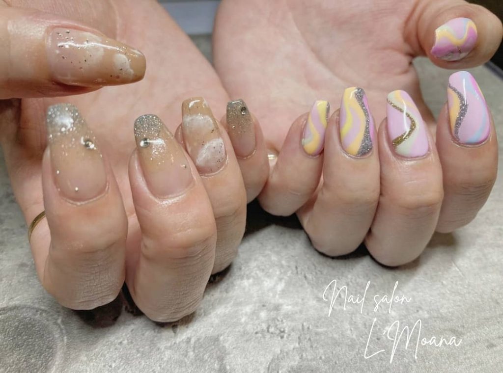 お客様nailart by chisa / @lmoana_chisa.アシメで海外風デザイン ?ワンポイントにフラッシュパウダーでキラキラ?✦ ??.◆Hand＊やり放題 ¥7,200→¥6,800(～5/31まで).=========================== Nail salon L&